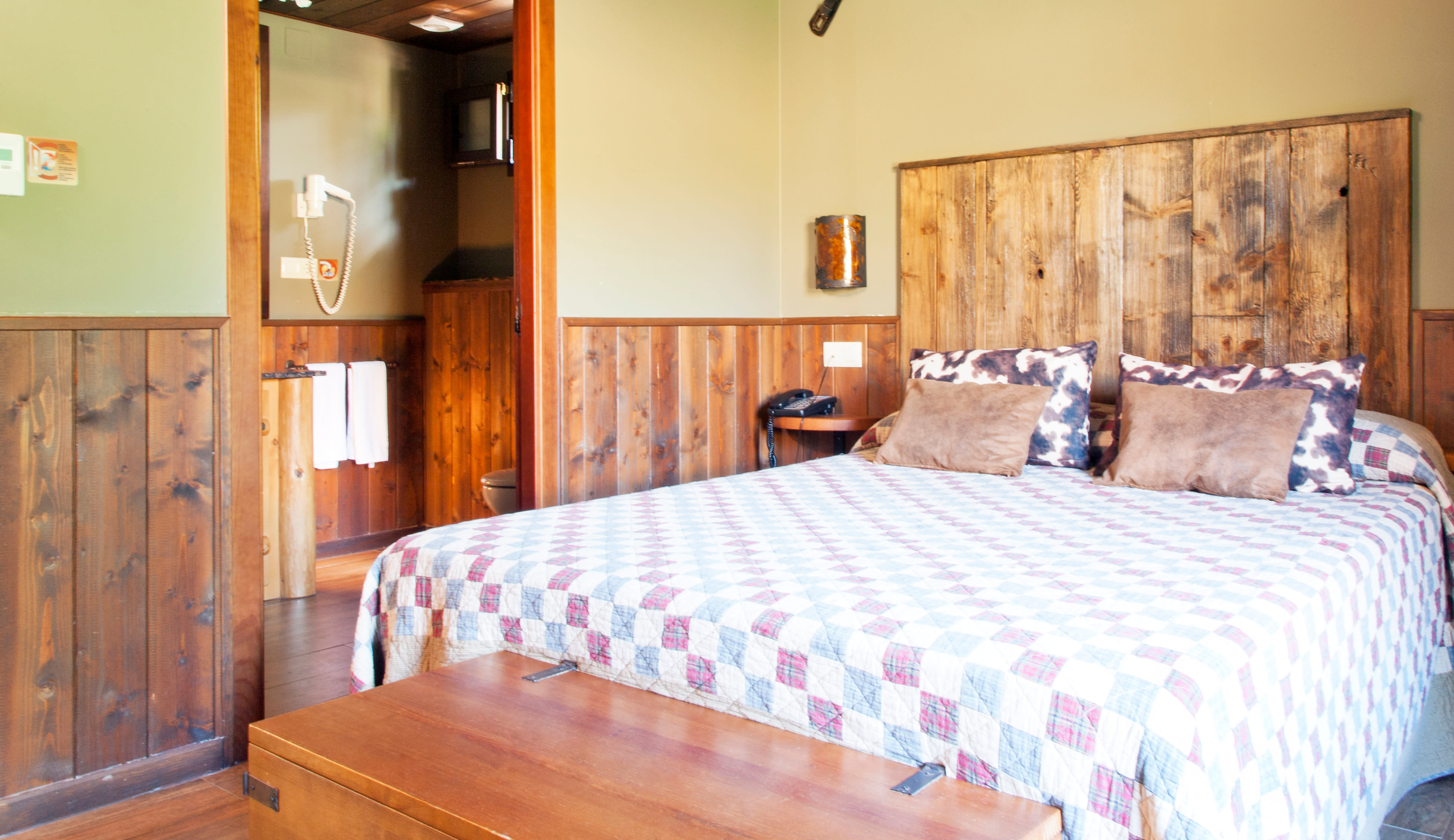 /content/rooms/RiverBungalowHotelColoradoCreek/hotel-colorado-creek-river-bungalow-02